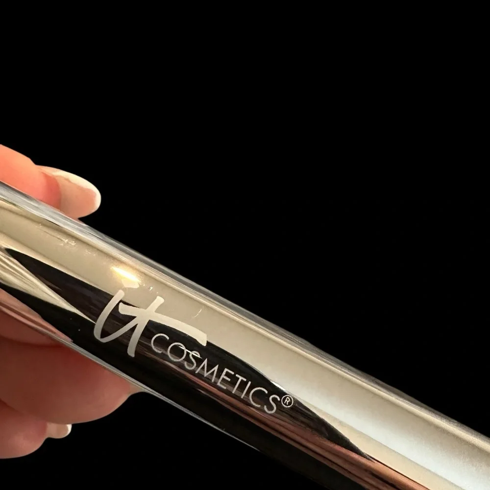 IT Cosmetics Heavenly Luxe paddle brush